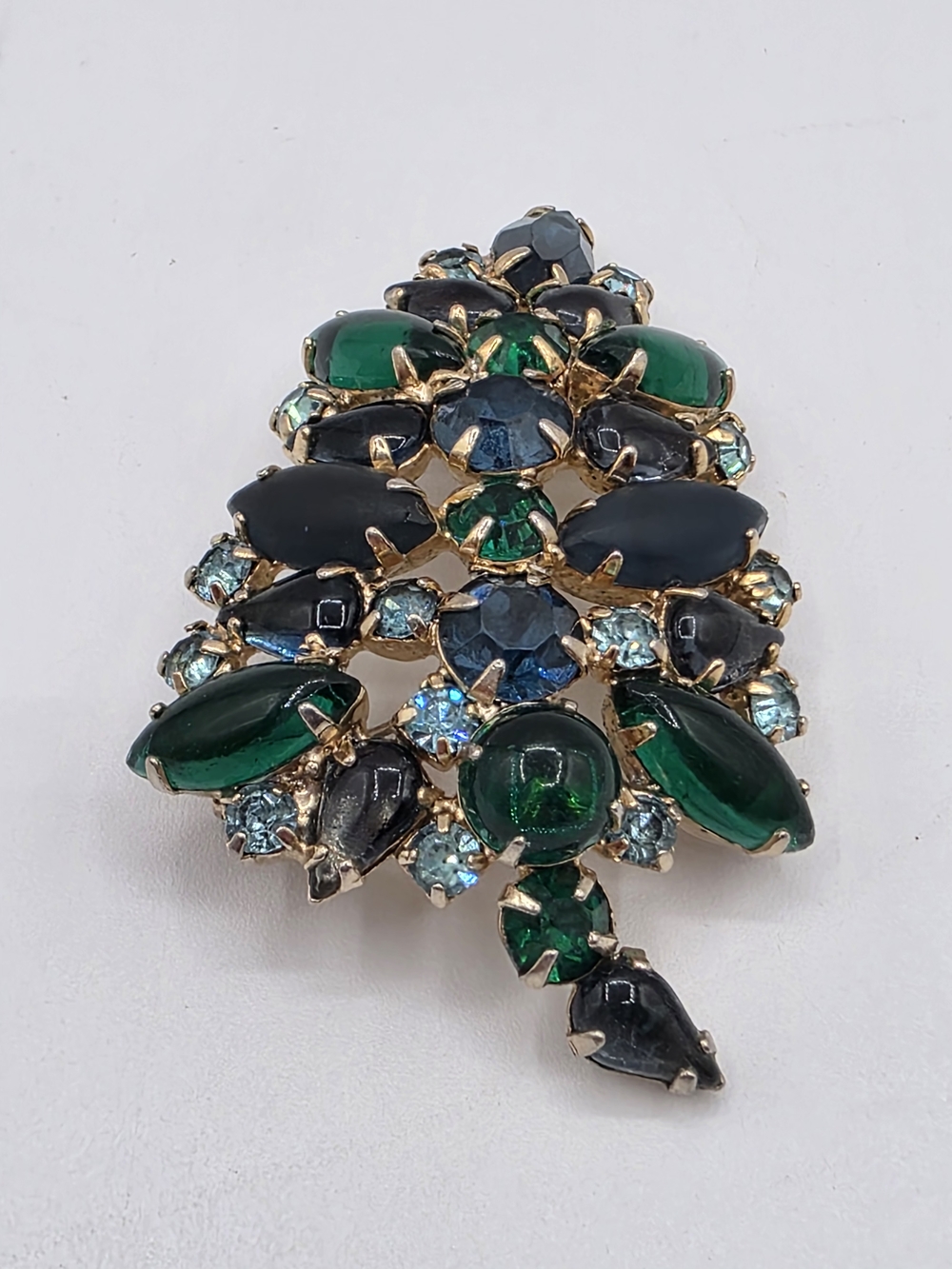 Vintage KARU ARKE Inc. Emerald & Teal Crystal Leaf Brooch - Picture 4 of 15